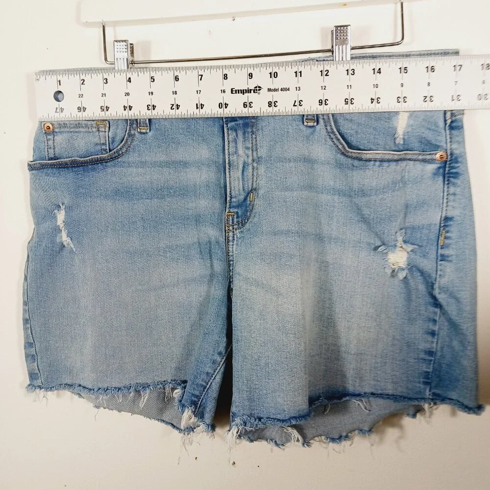 Levi's Signature Mid Rise Denim Jean Shorts, Lt. Wash, Distressed  Size 12 - W31 - Picture 10 of 15